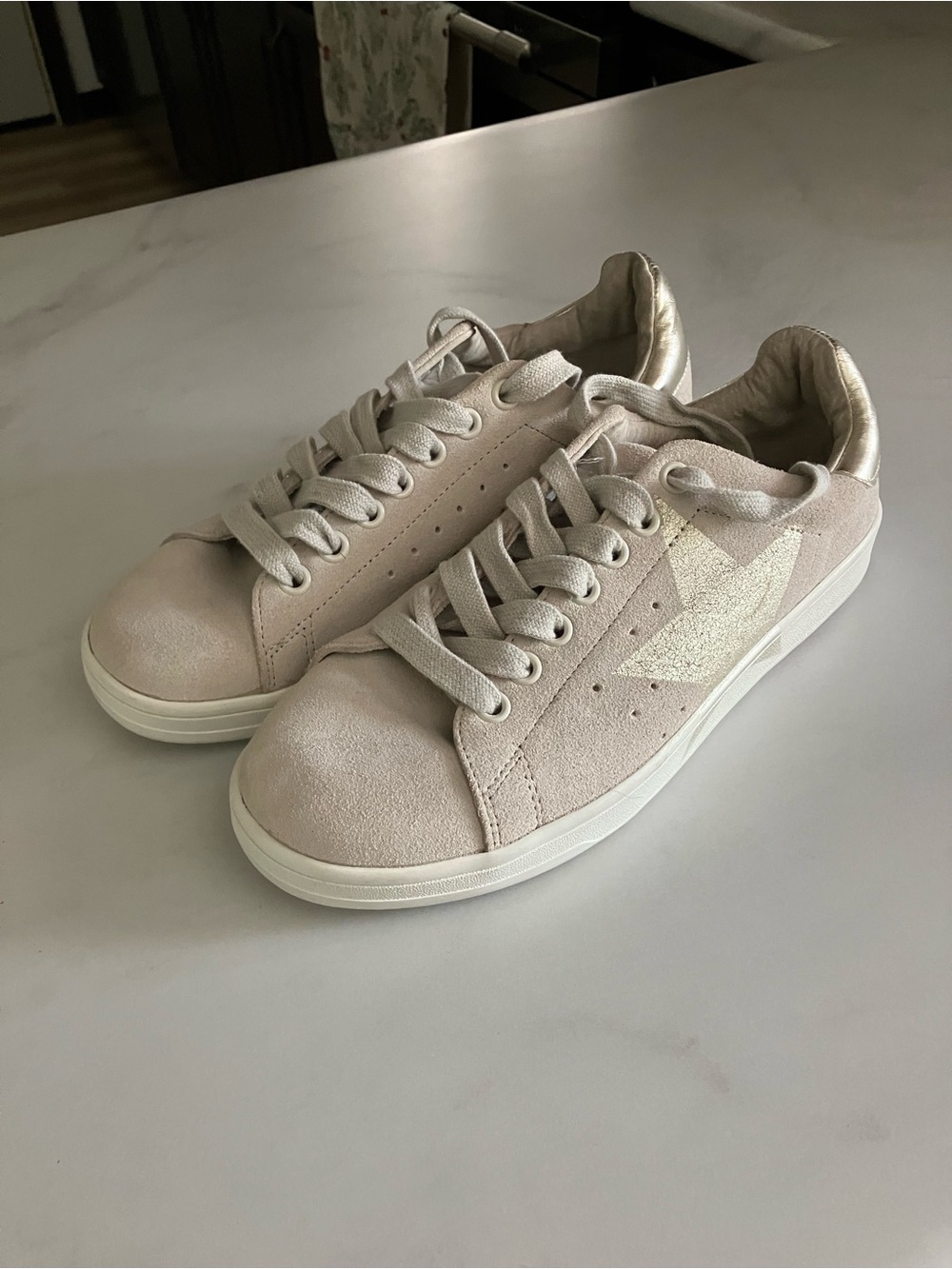 Steve Madden Nude Suede Lace-Up Rhode Sneakers w/Metallic Star Size 7.5 Women’s